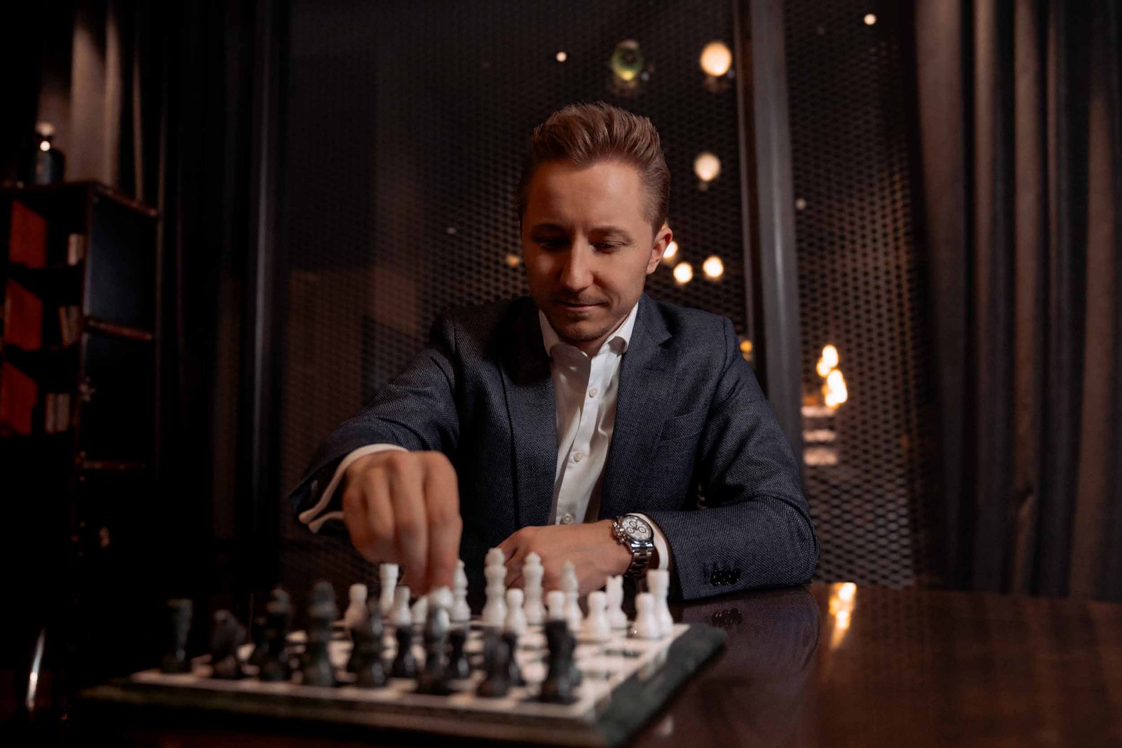Sebastian Klein von Martin und Klein spielt Schach