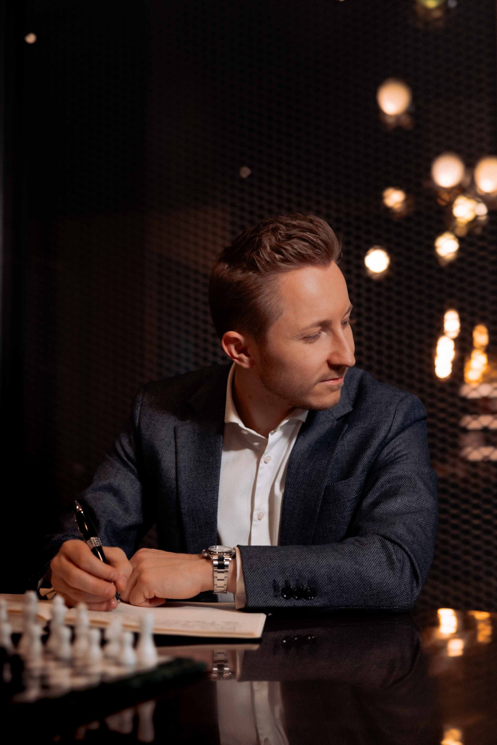 Sebastian Klein mit Notizbuch und teurer Uhr - Martin&Klein Branding-Agentur