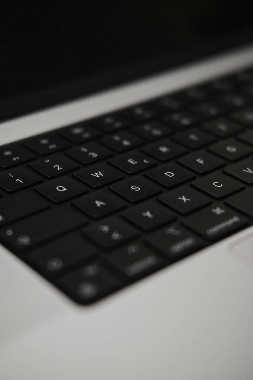 Nahaufnahme einer MacBook-Tastatur - Martin&Klein Copywriting