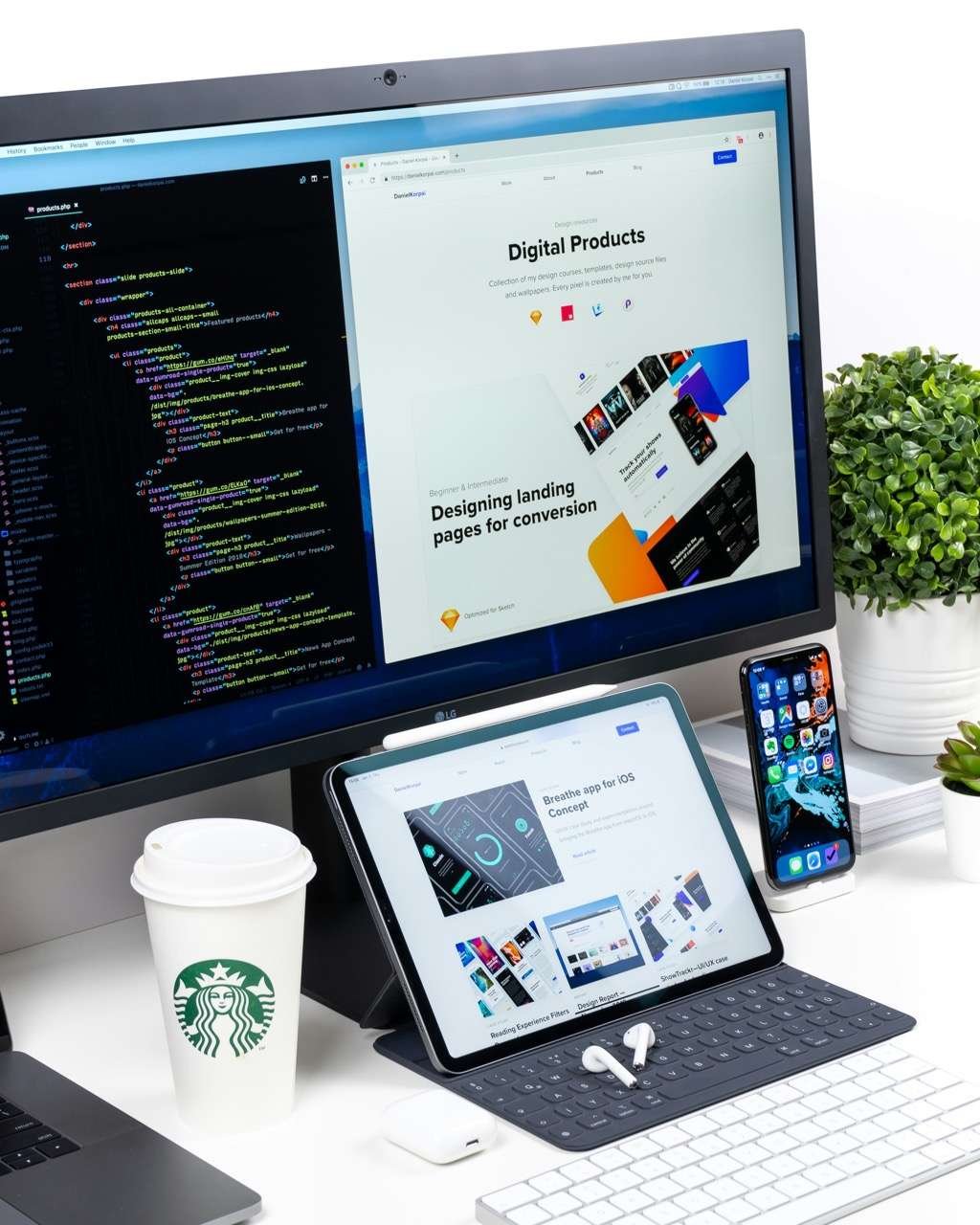 Martin&Klein Website-Programmierung mit Tablet und Starbucks-Becher